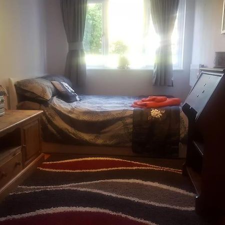Stayinwoking At 30 Woodlands Horsell Екстериор снимка
