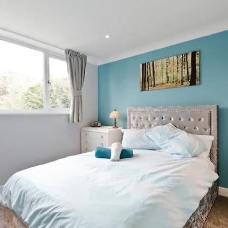 Stayinwoking At 30 Woodlands Horsell Екстериор снимка