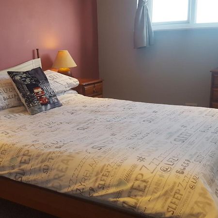 Stayinwoking At 30 Woodlands Horsell Екстериор снимка