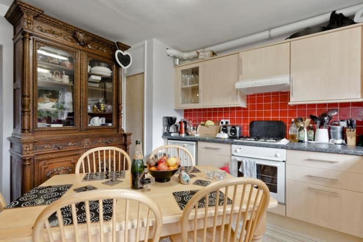 Stayinwoking At 30 Woodlands Horsell Екстериор снимка