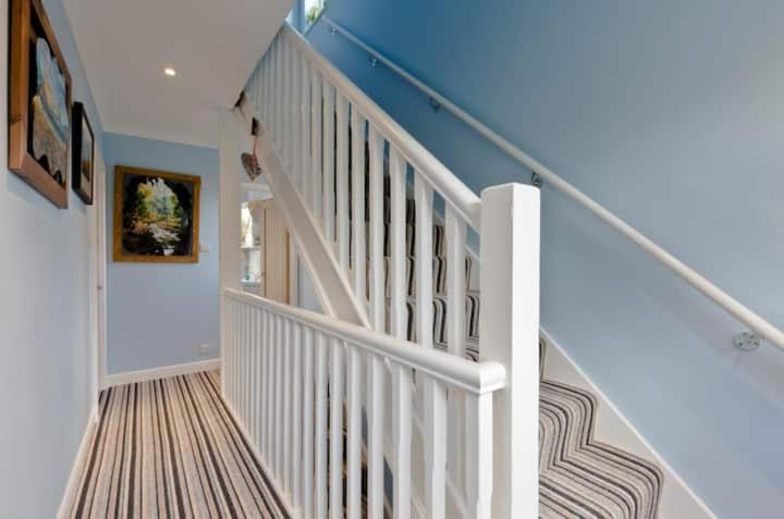 Stayinwoking At 30 Woodlands Horsell Екстериор снимка