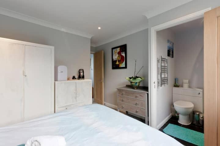 Stayinwoking At 30 Woodlands Horsell Екстериор снимка