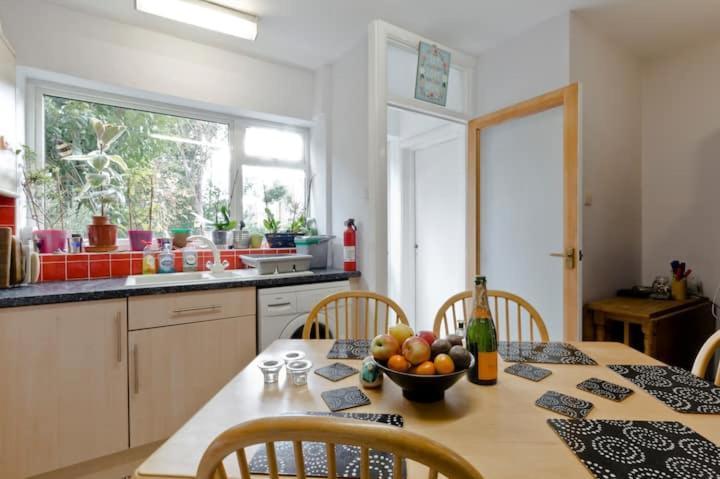 Stayinwoking At 30 Woodlands Horsell Екстериор снимка