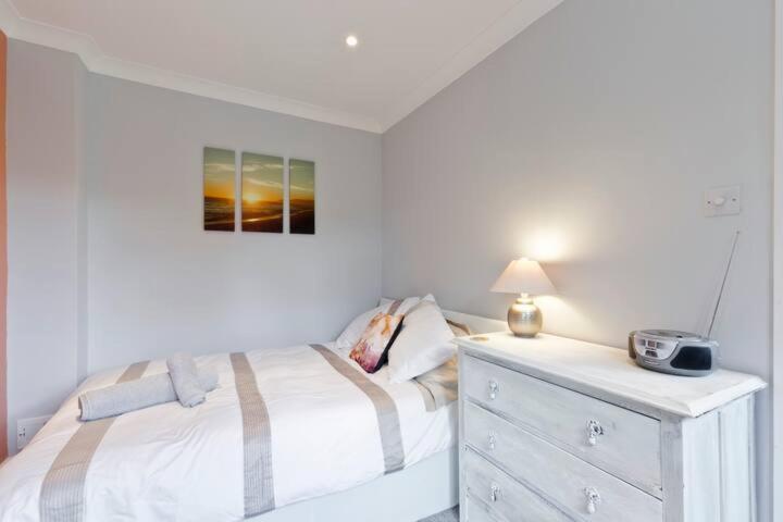 Stayinwoking At 30 Woodlands Horsell Екстериор снимка