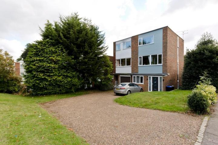 Stayinwoking At 30 Woodlands Horsell Екстериор снимка