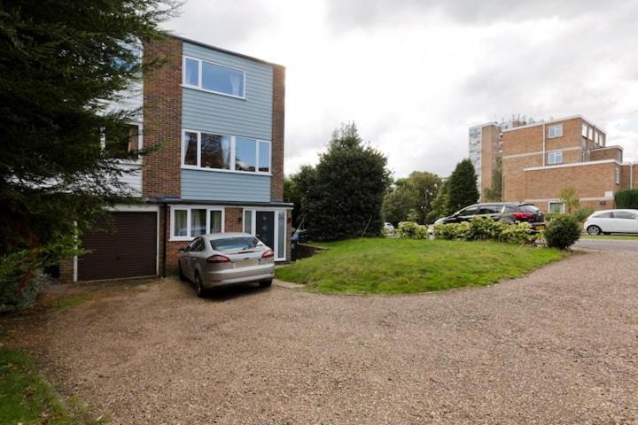 Stayinwoking At 30 Woodlands Horsell Екстериор снимка