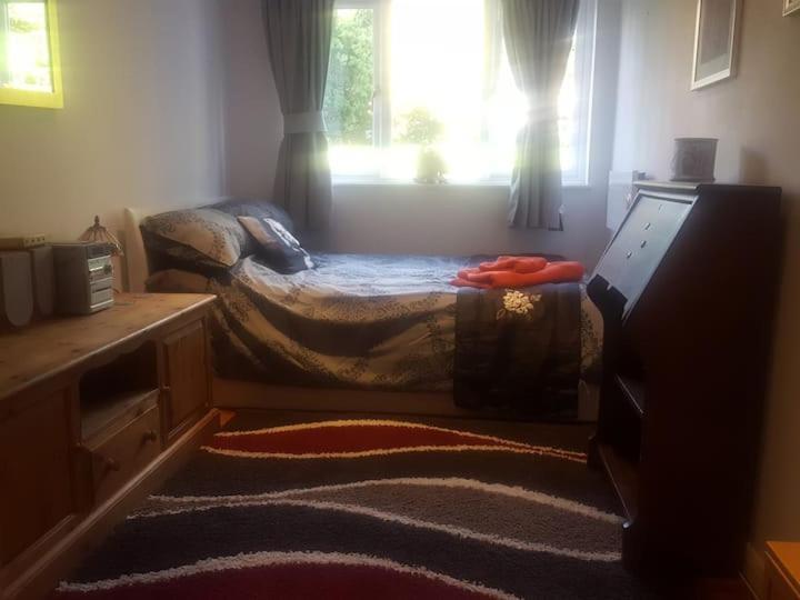 Stayinwoking At 30 Woodlands Horsell Екстериор снимка