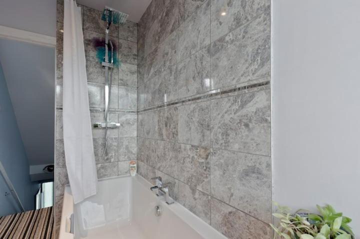 Stayinwoking At 30 Woodlands Horsell Екстериор снимка