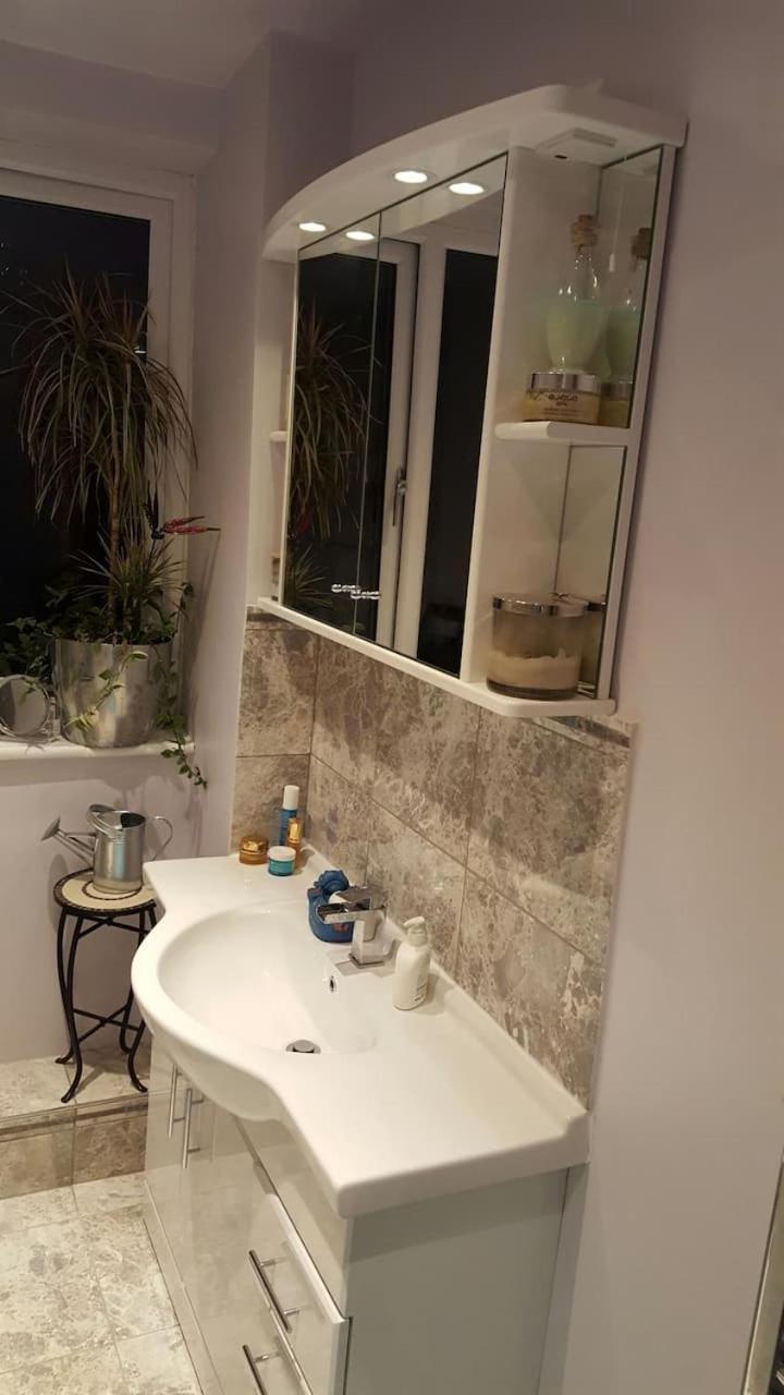 Stayinwoking At 30 Woodlands Horsell Екстериор снимка