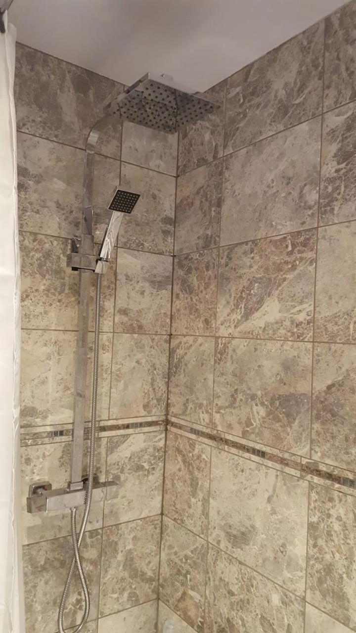 Stayinwoking At 30 Woodlands Horsell Екстериор снимка