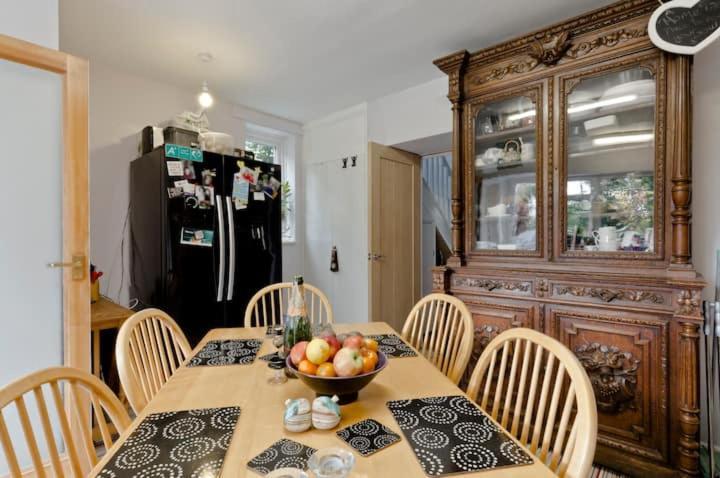 Stayinwoking At 30 Woodlands Horsell Екстериор снимка