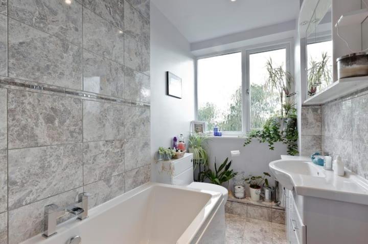 Stayinwoking At 30 Woodlands Horsell Екстериор снимка