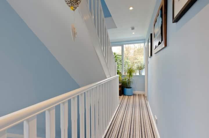 Stayinwoking At 30 Woodlands Horsell Екстериор снимка