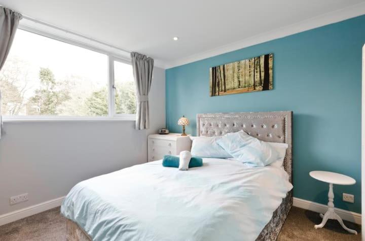 Stayinwoking At 30 Woodlands Horsell Екстериор снимка