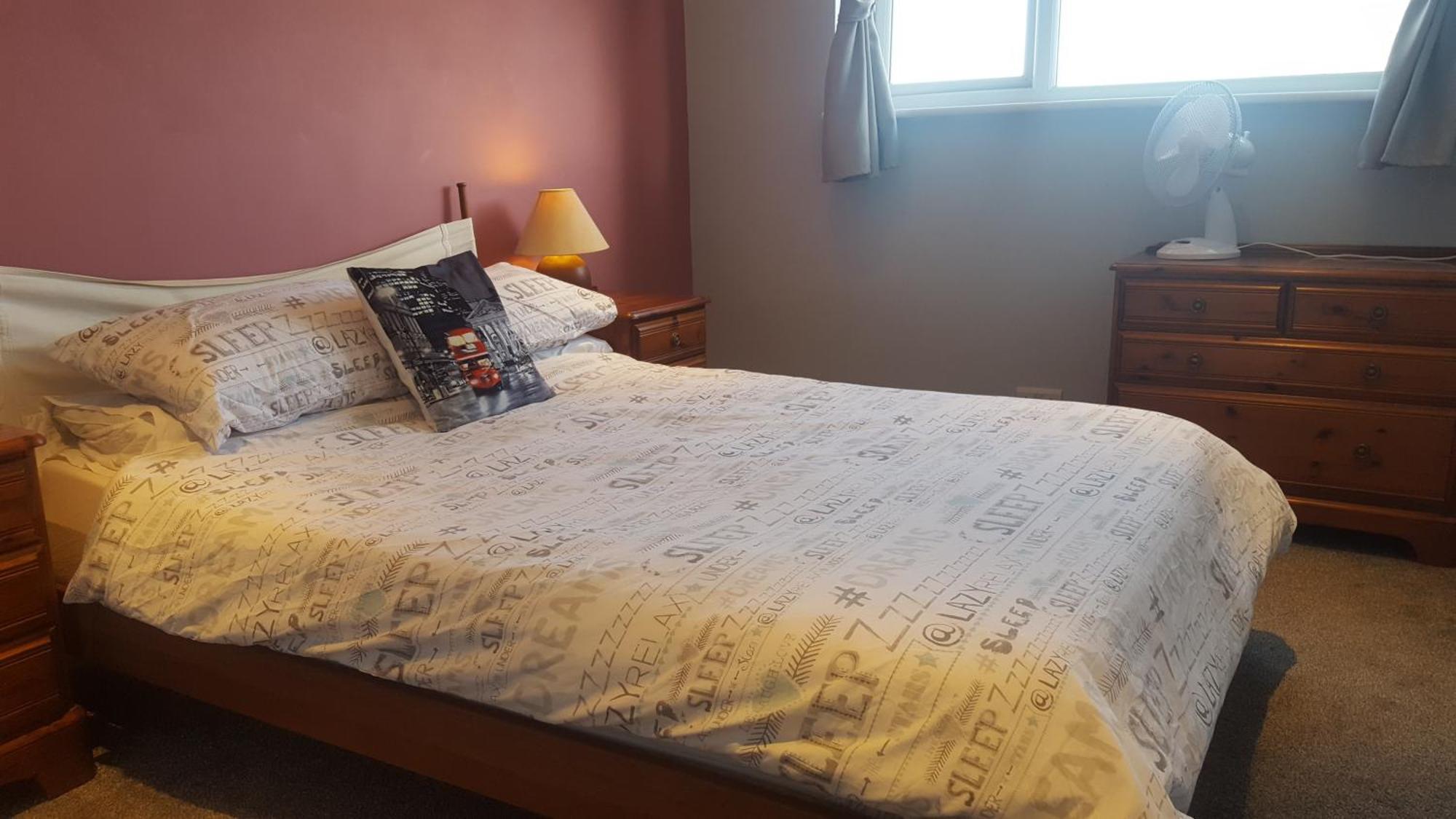 Stayinwoking At 30 Woodlands Horsell Екстериор снимка